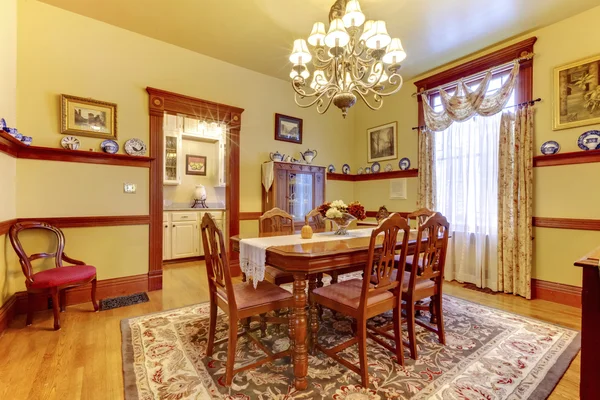 Ruang makan mewah dengan kursi meja kayu, lampu gantung dan — Stok Foto