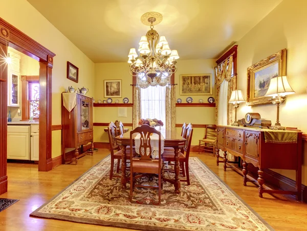 Luxueuse salle à manger avec chaise de table en bois, lustre, vin — Photo