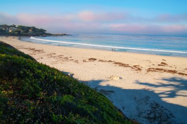 Beyaz kum manzara mavi okyanus