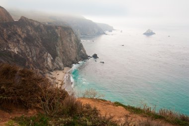 Güzel parlak mavi okyanus ve beyaz bulutlar