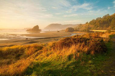 Oregon kıyılarında güneş doğarken