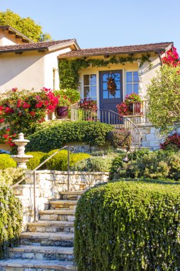 Giriş bir lüks evin açık peyzaj üzerinde