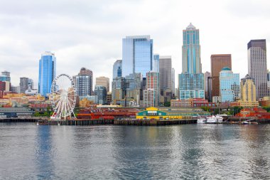 Seattle dönme dolap. Denizden görünümdür