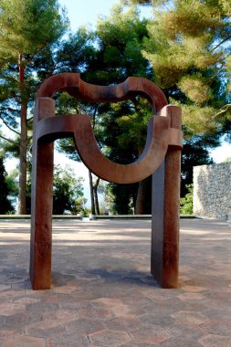 Nice, Fransa - 22 Ekim 2011. Vakfı Maeght. Eduardo Chillida. Sculpturs açık Bahçe.