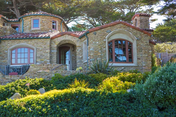 Vista de la gran casa de piedra con grandes ventanales — Foto de Stock