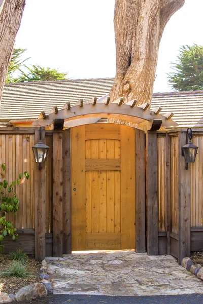 Cancello di legno come ingresso alla casa — Foto Stock