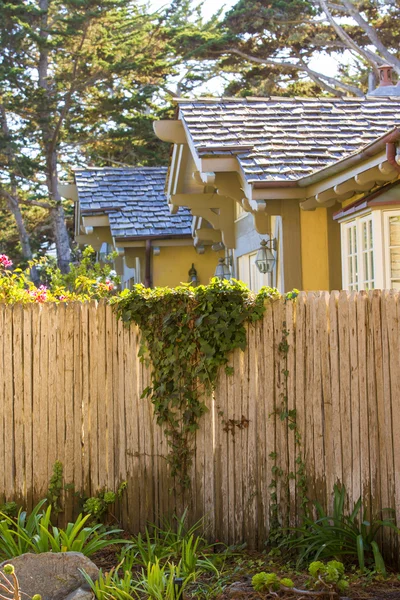 Amerikaans huis met houten hek — Stockfoto