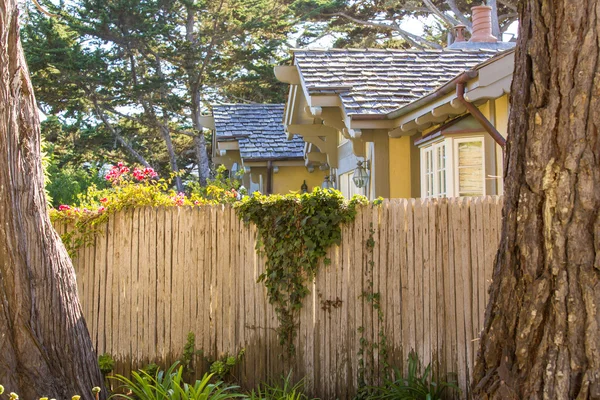 Amerikanisches Haus mit Holzzaun — Stockfoto