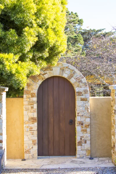 Houten poort als een ingang naar het huis — Stockfoto