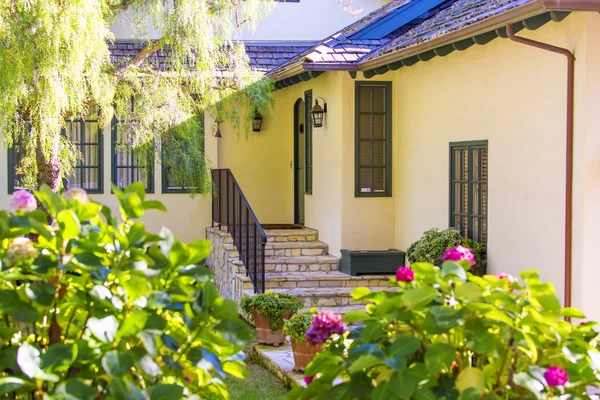 Amerikaanse Huis, bloemen en bomen rond — Stockfoto