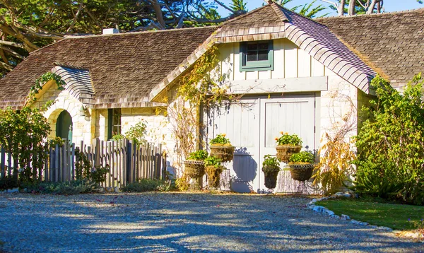 Entrada de una casa de lujo sobre el paisaje exterior —  Fotos de Stock