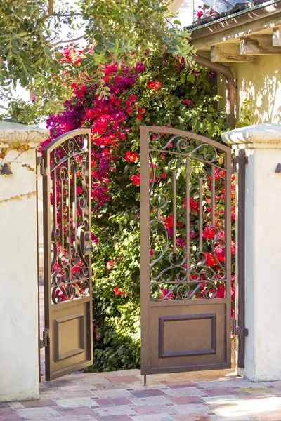 Puerta abierta, entrada a un jardín — Foto de Stock