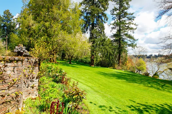 Landschappelijk ontwerp in het park — Stockfoto