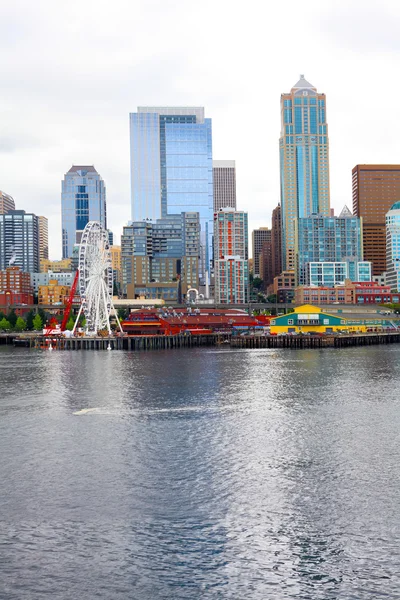 Seattle ruské kolo. Pohled je z vody — Stock fotografie