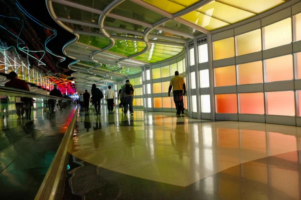 Terminal colorido e escada rolante no Aeroporto de Chicago — Fotografia de Stock