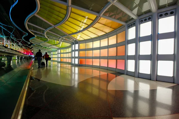 Terminal colorido e escada rolante no Aeroporto de Chicago — Fotografia de Stock