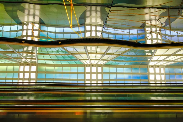 Terminal colorido e escada rolante no Aeroporto de Chicago — Fotografia de Stock