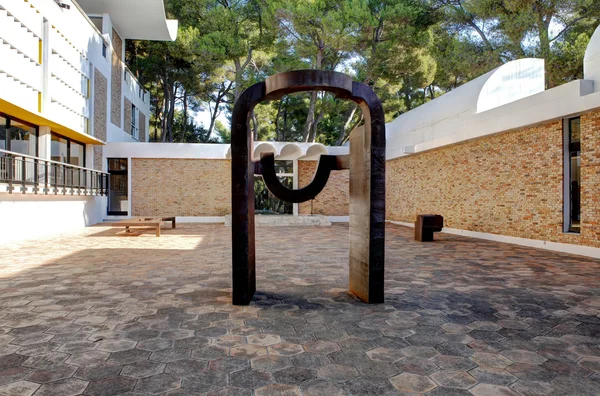 Nice, Franciaország - október 22, 2011. Alapítvány Maeght. Eduardo Chillida. Sculpturs-szabadtéri kert. — Stock Fotó