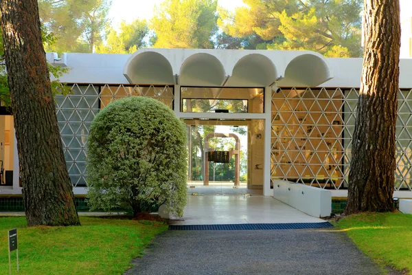 Nice, France - October 22, 2011. Foundation Maeght. Sculpturs in outdoor garden. — Stock Photo, Image