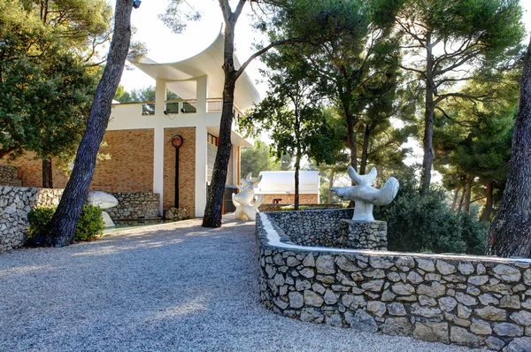 Nice, France - October 22, 2011. Foundation Maeght. Sculpturs in outdoor garden. — Stock Photo, Image