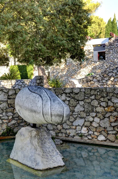 Nice, France - October 22, 2011. Foundation Maeght. Sculpturs in outdoor garden. — Stock Photo, Image