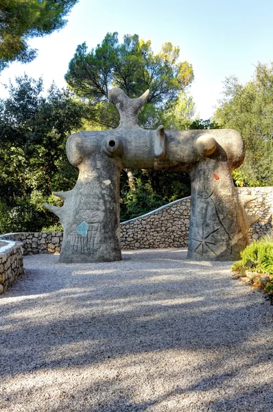 Nice, France - October 22, 2011. Foundation Maeght. Sculpturs in outdoor garden. — Stock Photo, Image