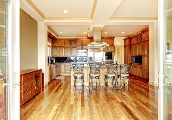 Design moderno de sala de cozinha de madeira com piso de madeira, ilha de cozinha . — Fotografia de Stock