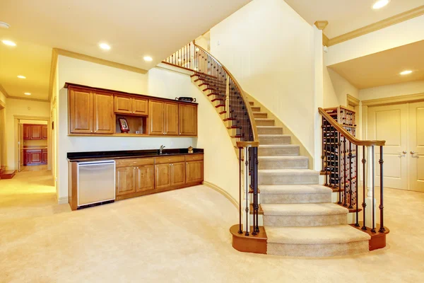 Красивая лестница в подвале с металлическими перилами и бежевым ковром . — стоковое фото