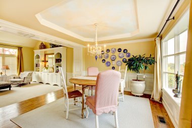 Plakalı rahat sarı Amerikan oturma odası iç tasarımı.