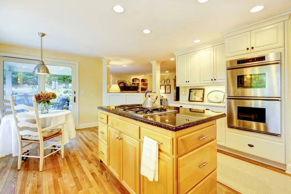 Mesa de comedor con cocina clásica paredes amarillas interior con una ventana . —  Fotos de Stock
