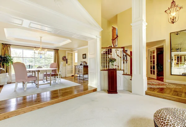 Luxury home well decorated golden living room with beige carpet. — Stock Photo, Image