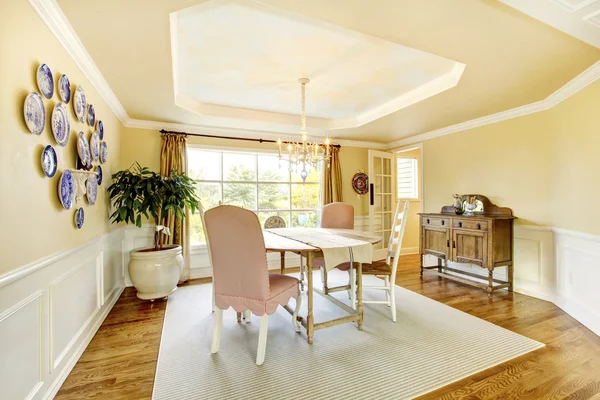 プレートとクラシックな家具を備えた居心地の良い黄色のアメリカンリビングルームのインテリアデザイン. — ストック写真
