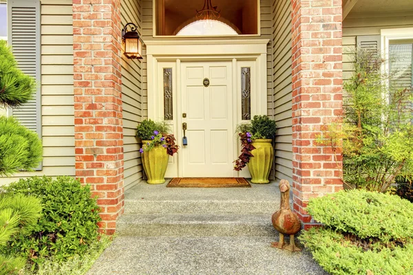 Grande hermoso clásico noventa casa exterior con columnas de ladrillo y puerta blanca . — Foto de Stock
