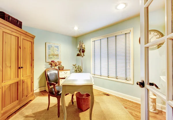 Útulná domácí kancelář s pěknou dřevěnou zbrojí a otevřenými dveřmi — Stock fotografie