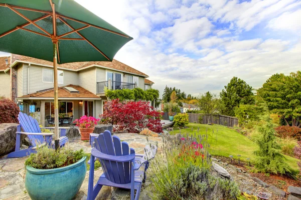 Große eingezäunte Hinterhöfe mit Falllandschaft und Blick auf das Deck. — Stockfoto