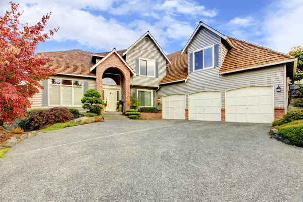 Grande hermoso clásico noventa casa exterior con techo de cedro en el noroeste de Estados Unidos . — Foto de Stock