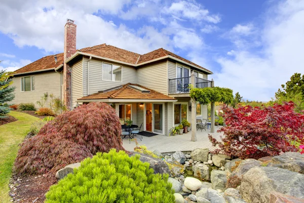 Grote mooie klassieke ninties Home exterieur met ceder dak in Noordwest-USA. — Stockfoto
