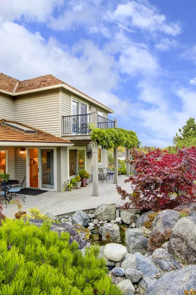 Grande hermoso clásico noventa casa exterior con techo de cedro en el noroeste de Estados Unidos . —  Fotos de Stock