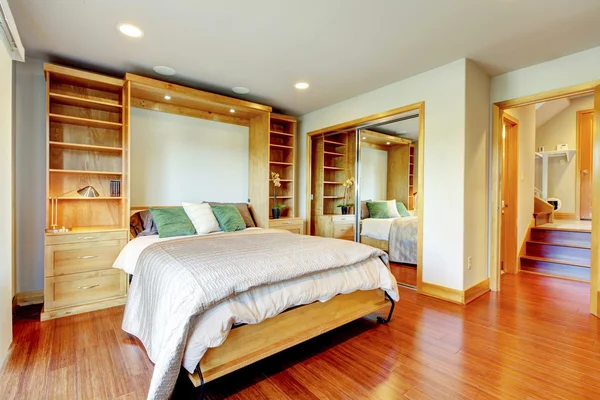 Dormitorio luminoso con combinación de almacenamiento, armario de espejo de puerta corredera . —  Fotos de Stock