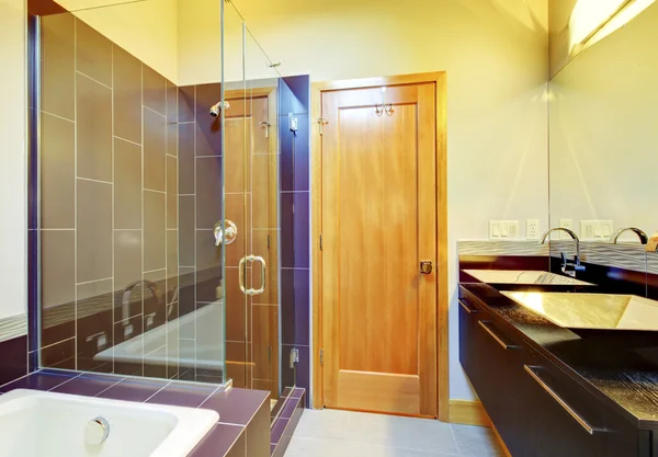 Wiśniowa łazienka wnętrze z przeszkloną kabiną prysznicową, cabinta — Zdjęcie stockowe