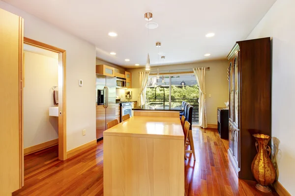 Interior americano da sala de cozinha com armário de madeira, refrigerador de aço inoxidável . — Fotografia de Stock