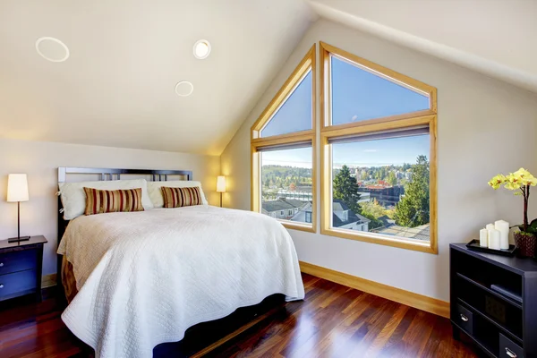Litet och mysigt sovrum med Nattduksbord, trägolv, välvt tak — Stockfoto