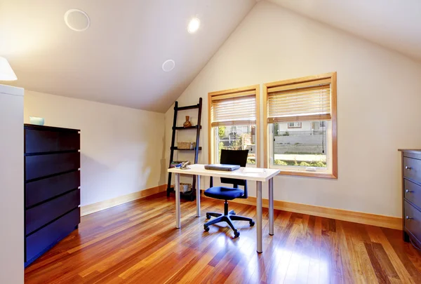 Sala de estudio con suelo de madera, armarios azul oscuro, techo abovedado —  Fotos de Stock