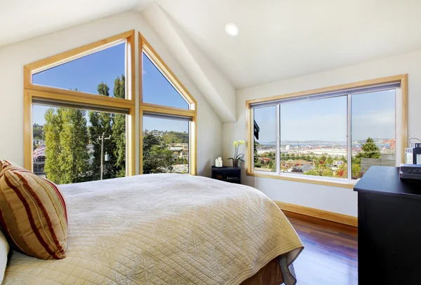 Shiny and bright bedroom with vaulted ceiling and beautiful view — Stock Photo, Image