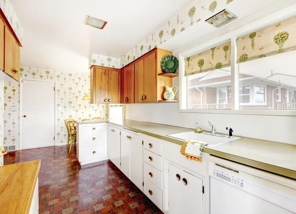 Interior da cozinha branca e marrom com azulejo e papel de parede — Fotografia de Stock