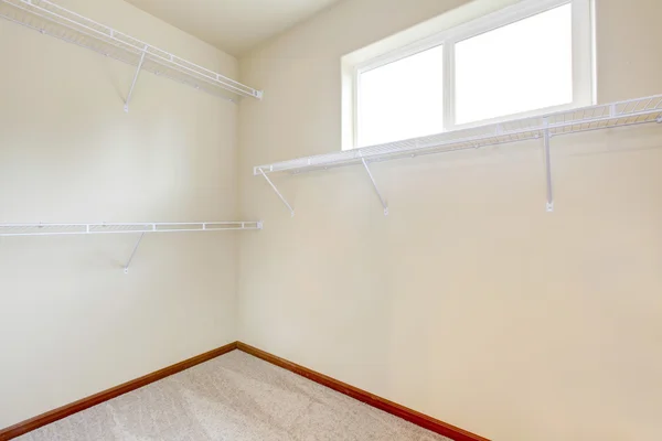 Kosong putih walk-in closet wih karpet beige . — Stok Foto