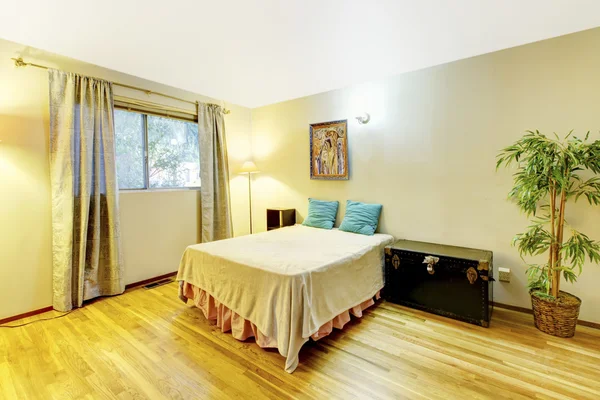 Simple bedroom with black nightstand, small bed, hardwood floor. — Stock Photo, Image