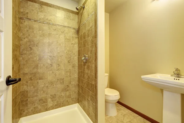 Interior del baño. Vista del lavabo, inodoro y ducha abierta . — Foto de Stock