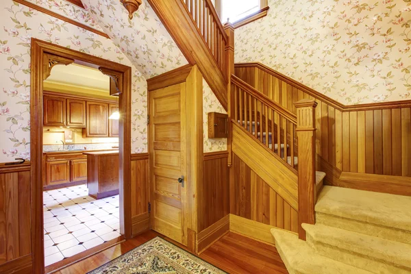 Vstupní chodba s dřevěným schodištěm, béžový koberec uvedených kroků — Stock fotografie