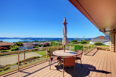 Veranda masa ve sandalyeler güzel manzara bakan grev güverte.